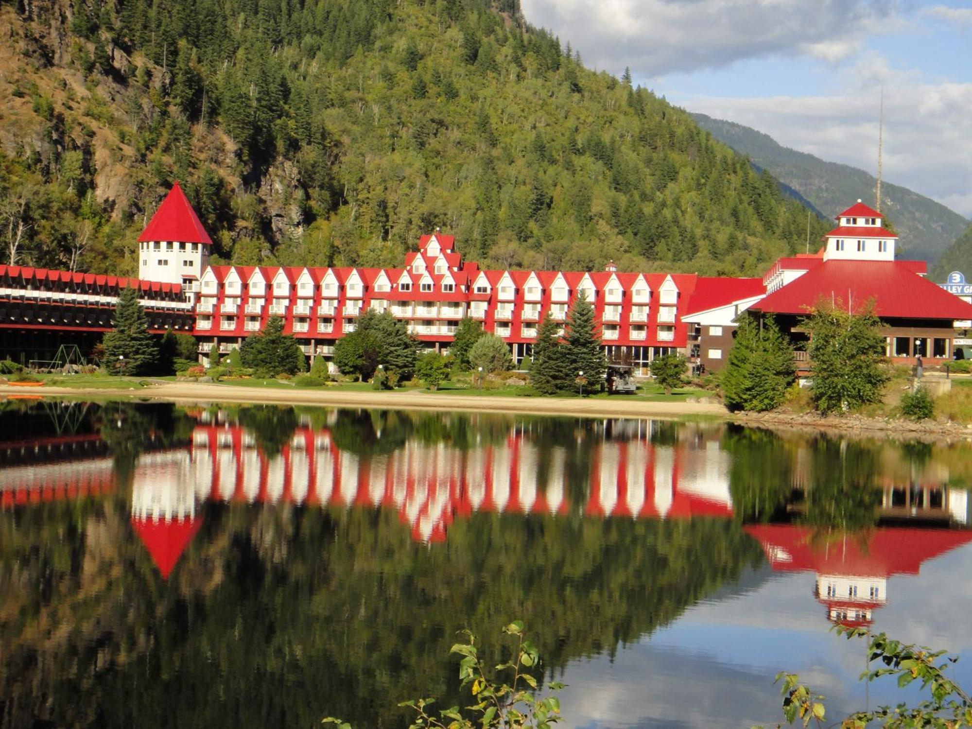 Three Valley Lake Chateau Revelstoke Exterior photo