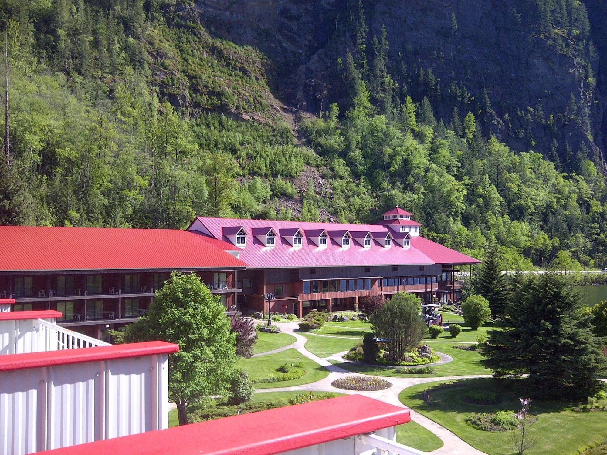 Three Valley Lake Chateau Revelstoke Exterior photo