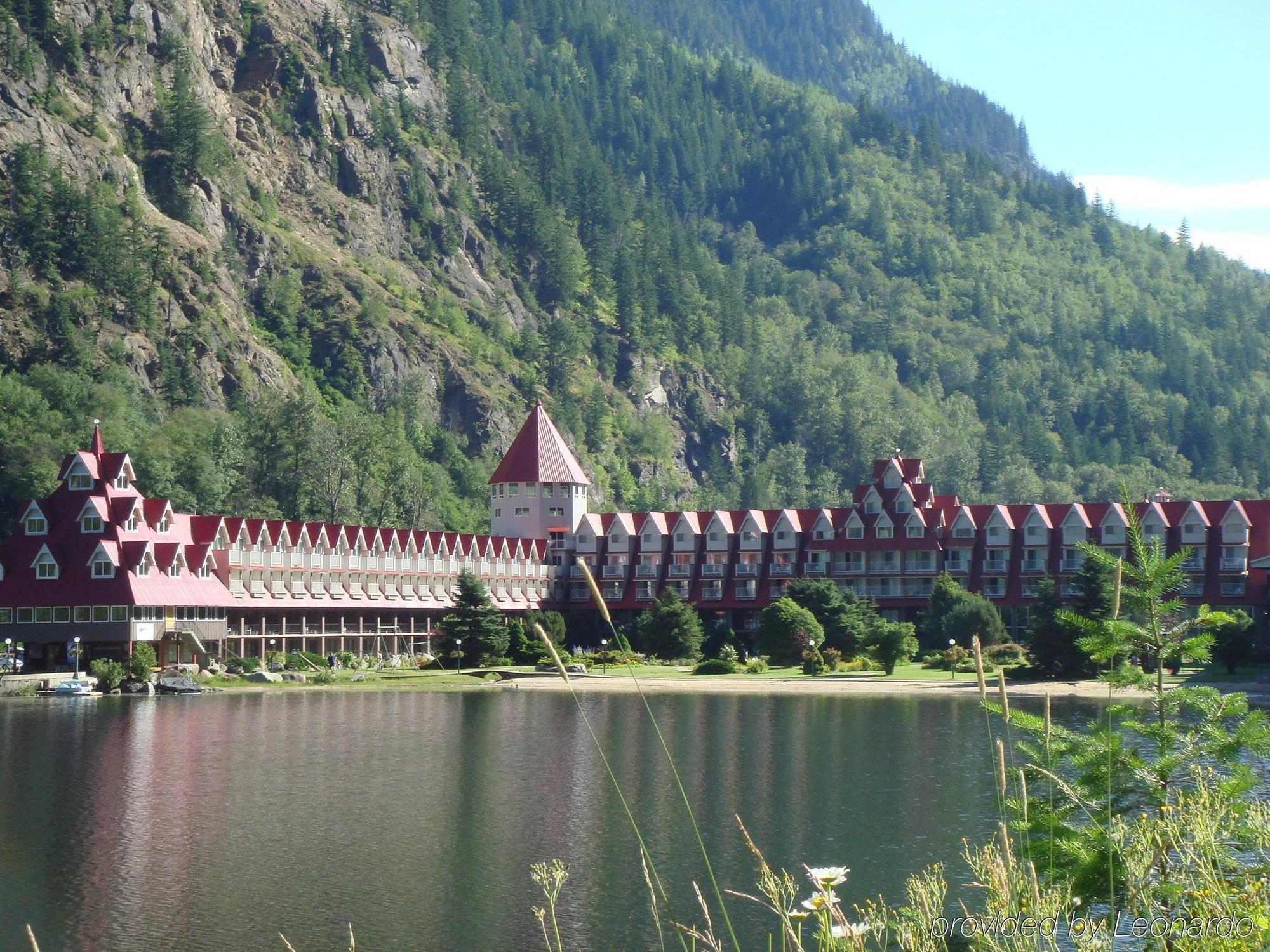 Three Valley Lake Chateau Revelstoke Exterior photo