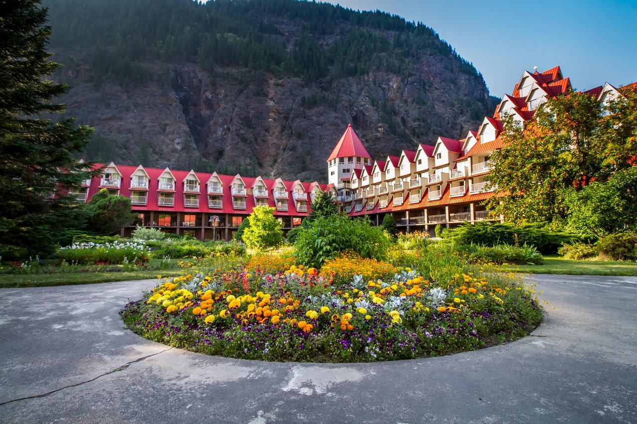 Three Valley Lake Chateau Revelstoke Exterior photo