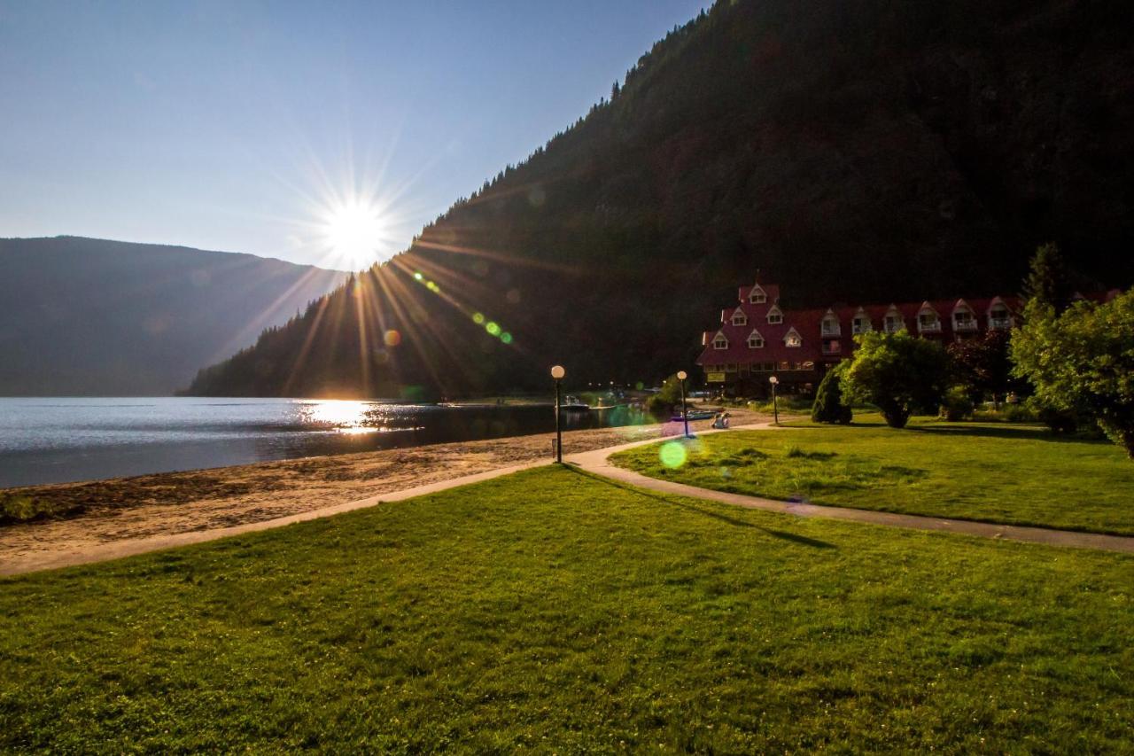 Three Valley Lake Chateau Revelstoke Exterior photo