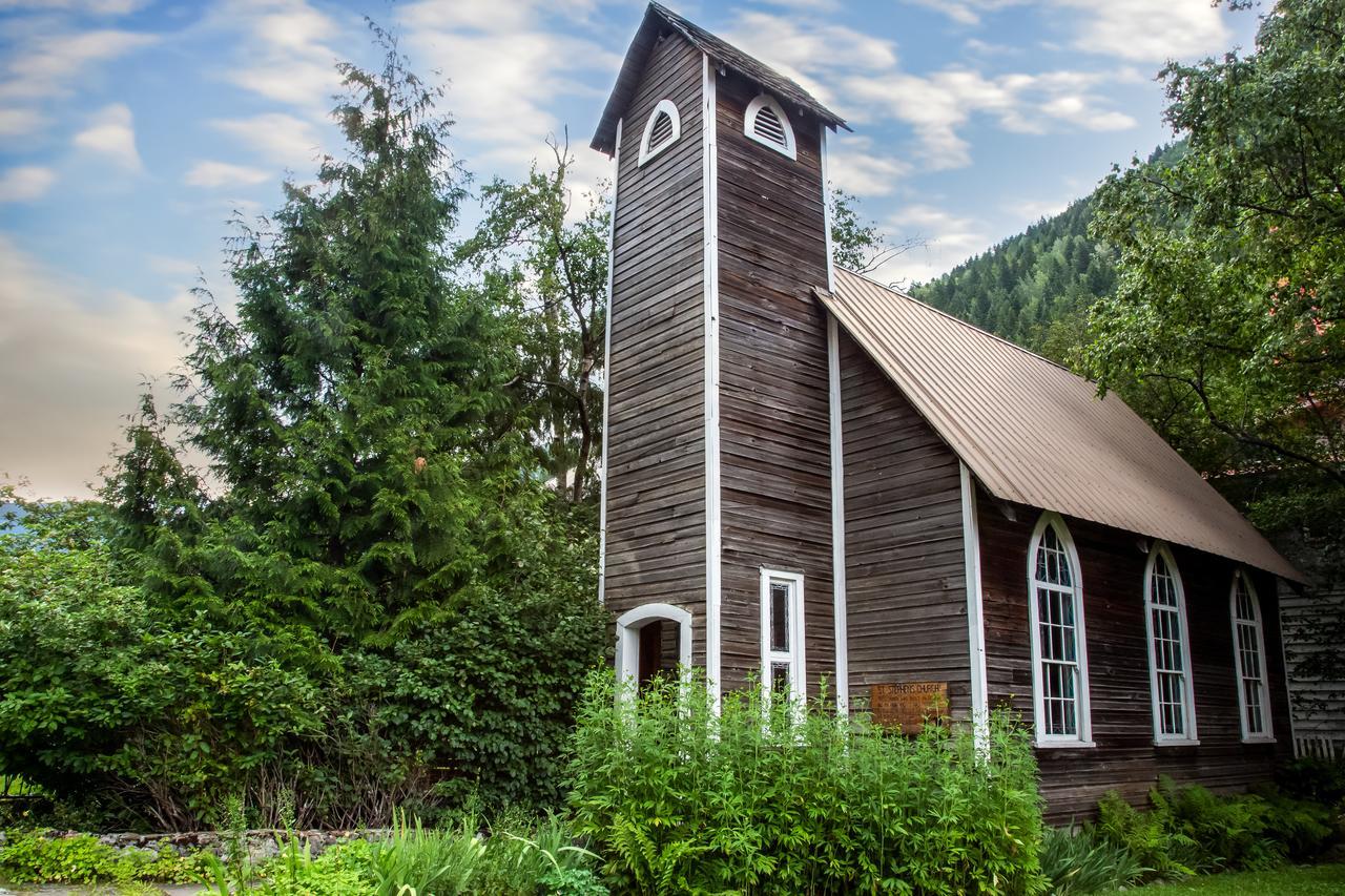 Three Valley Lake Chateau Revelstoke Exterior photo