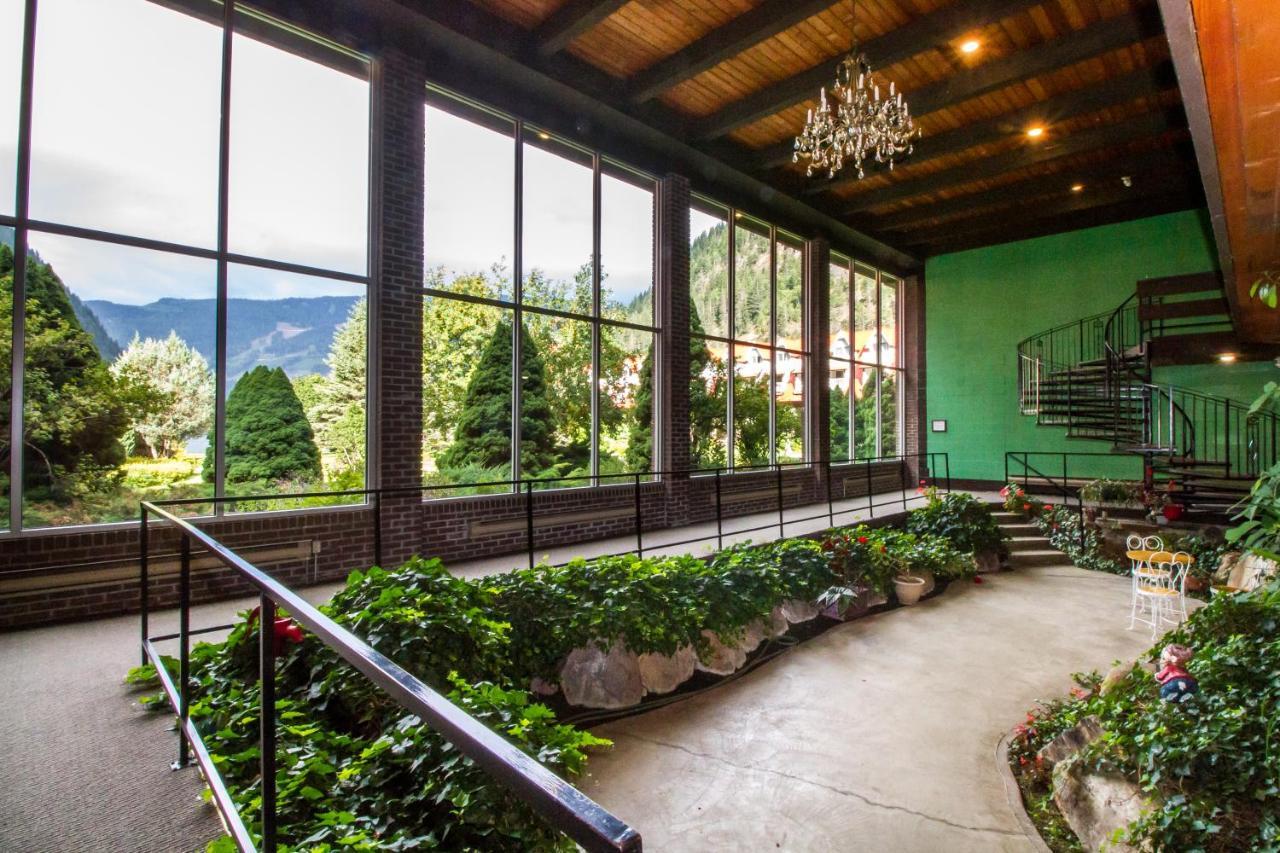 Three Valley Lake Chateau Revelstoke Exterior photo