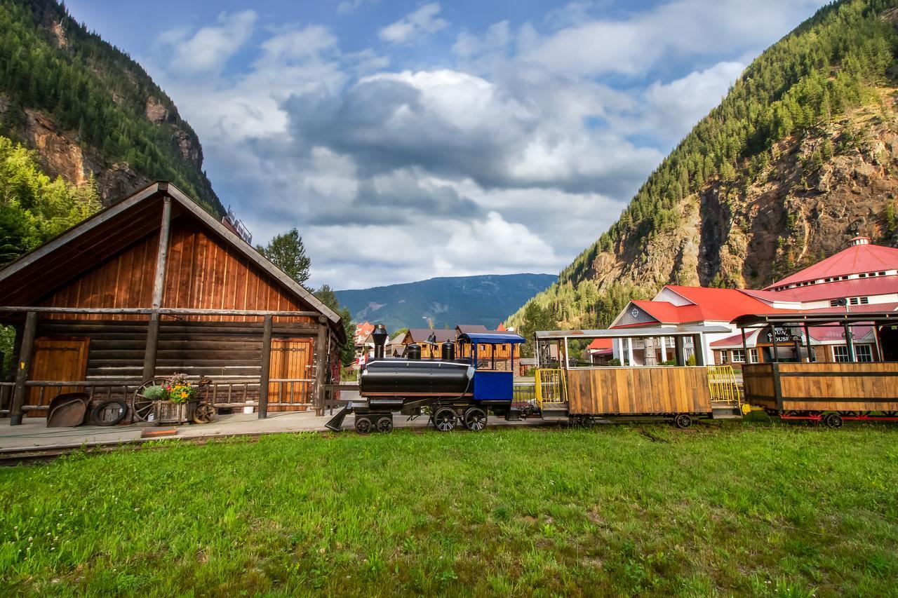 Three Valley Lake Chateau Revelstoke Exterior photo